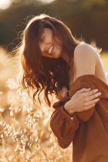 woman-glow-with-floral-leaves